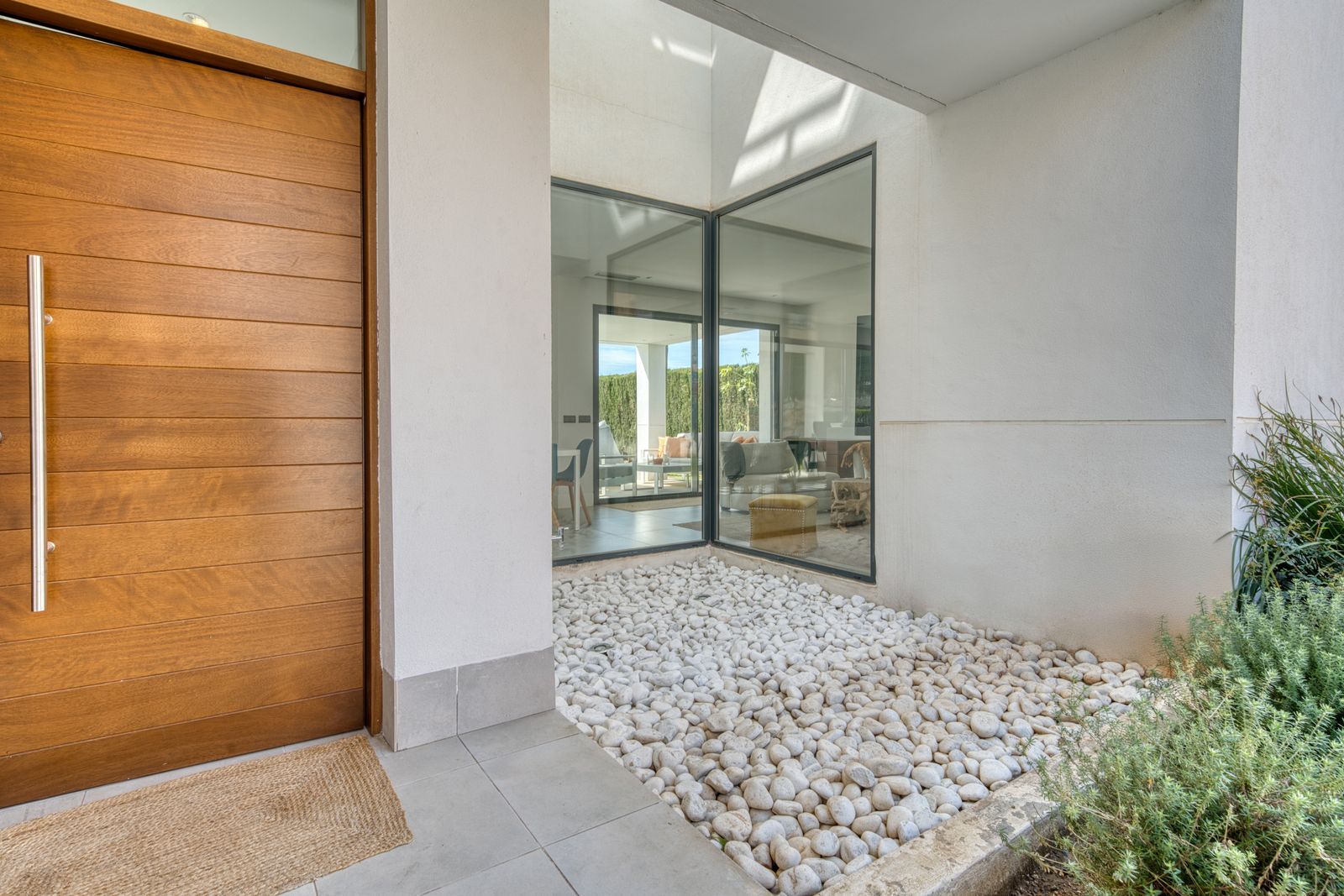 e0b514bf7da15bc522868d4c1a990f5e - 14