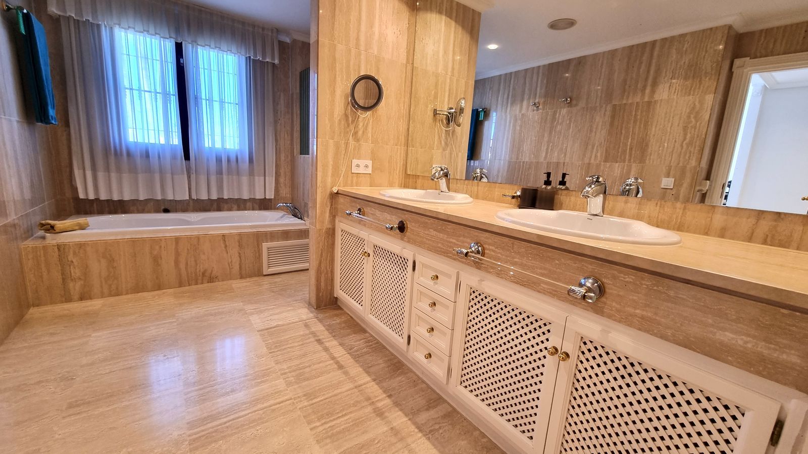 083cb56e1356742cadcfe43c519b8290 - 12