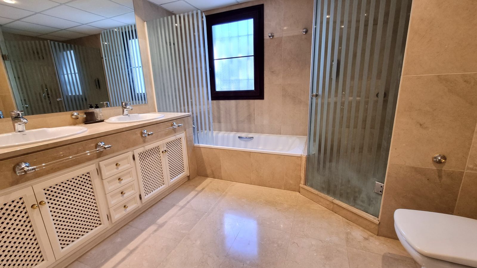 083cb56e1356742cadcfe43c519b8290 - 16