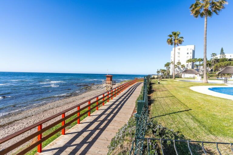 258abacfed93447d05aaa3203565530e - 16