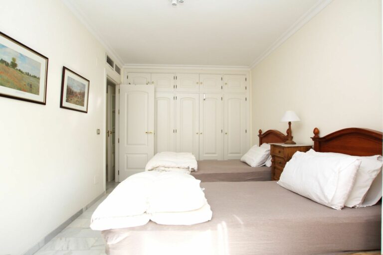 3b270ba141b24c52d95aea2a0dabad23 - 4