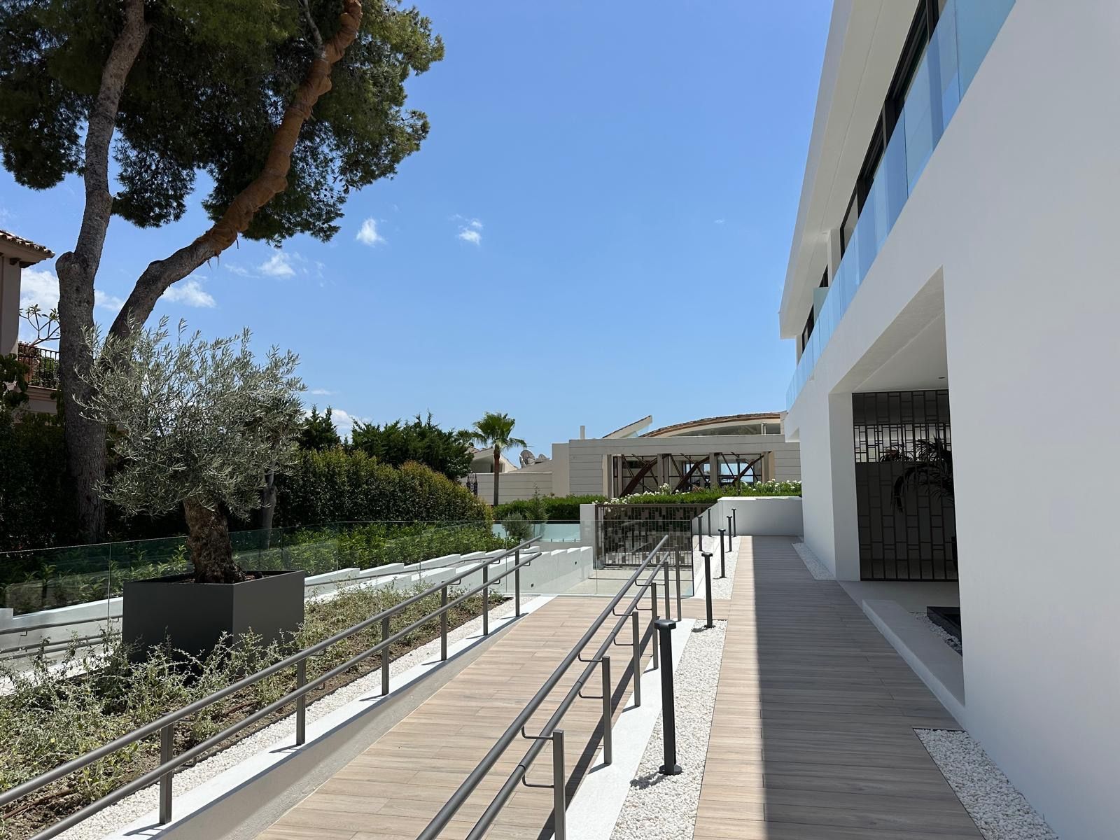 3e3d156cc81c100286fb06ceb69021e0 - 14