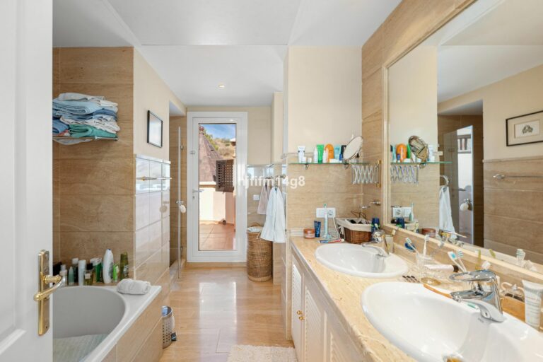 bd3156cf7e3f4ae245bcd827ebc4021f - 12