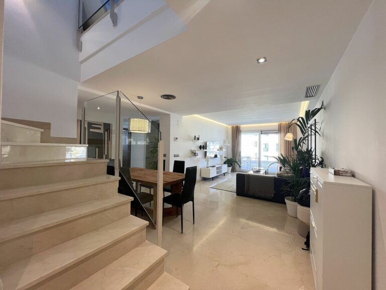 e4ecbf64e1b386066e3704fefaa5f004 - 1