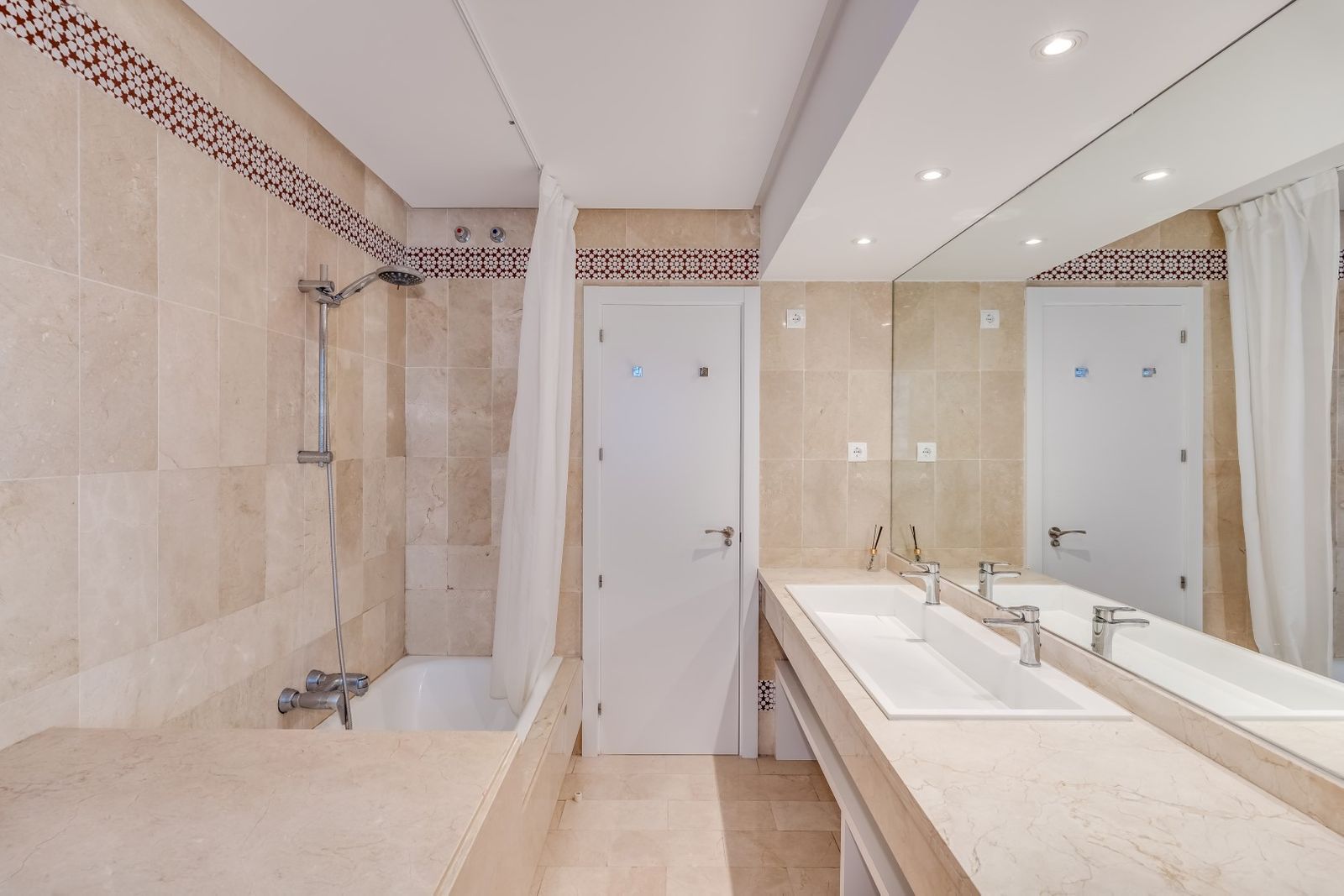 f8f672bdc7ea005928bf797614a4fd66 - 16