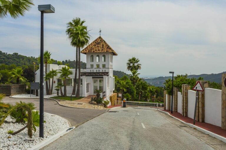 23697c3bd7a3ec8101240461eb414f36 - 1