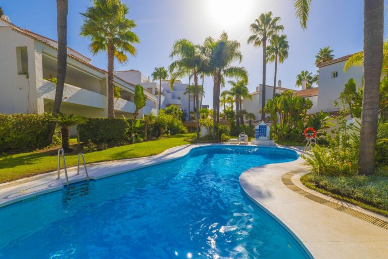 43e2f13b63bd0b95641d90e3ac807dfe - 1