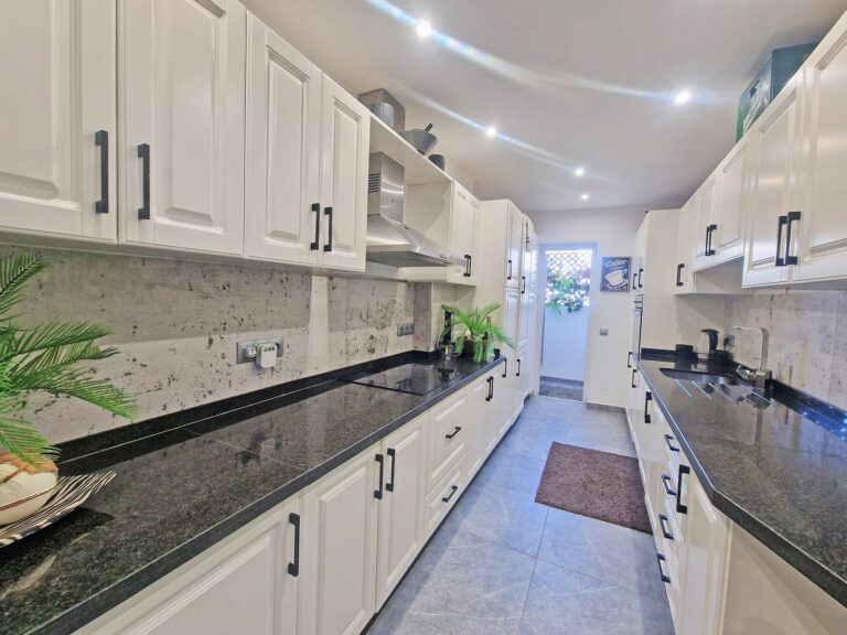 53b6a94c1b66a2a72204f22445023909 - 12