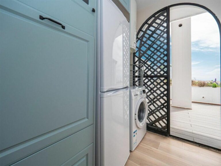 5a3b8c59cf7ba21a154f79627ad694ea - 12