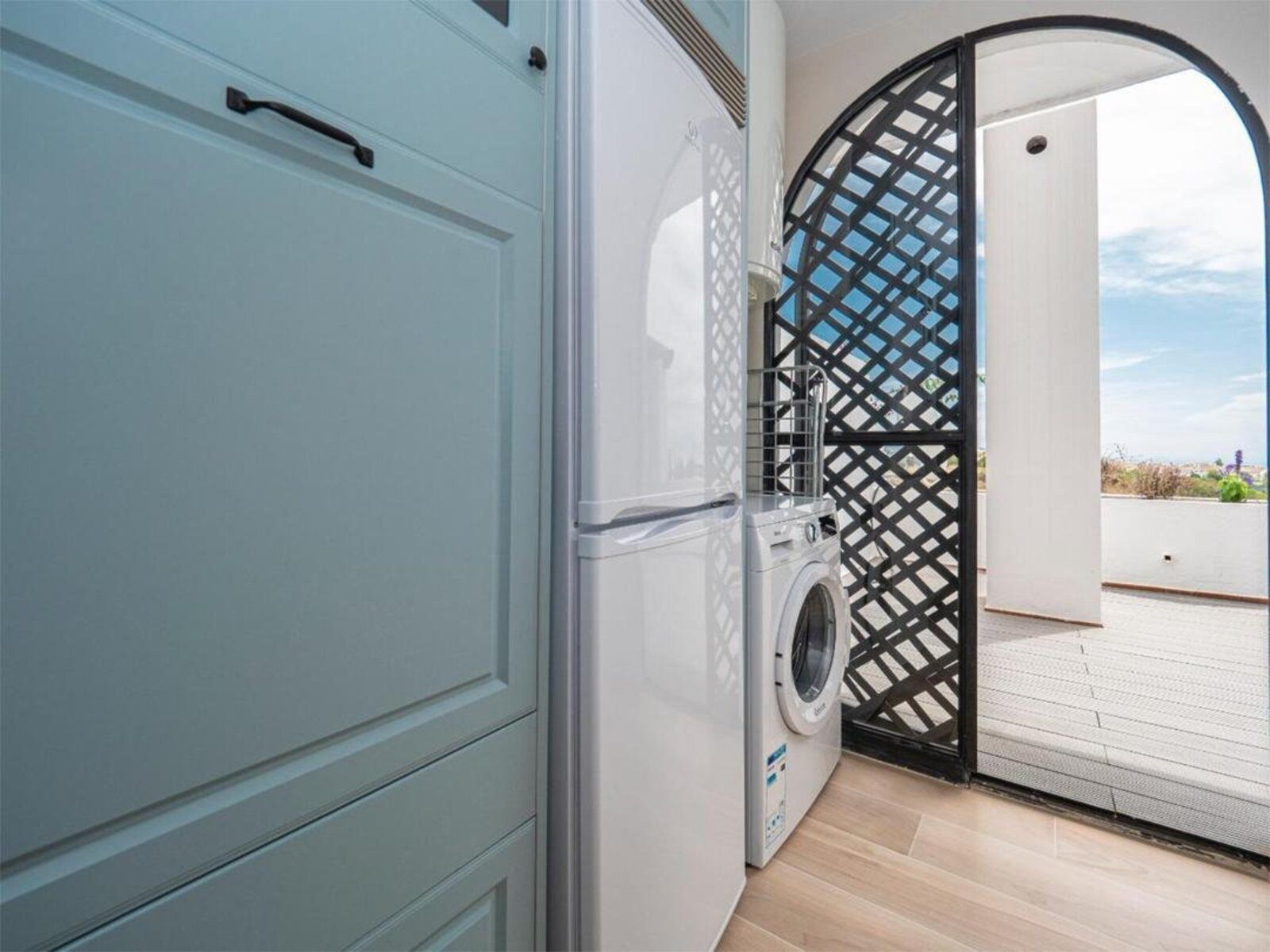 5a3b8c59cf7ba21a154f79627ad694ea - 12