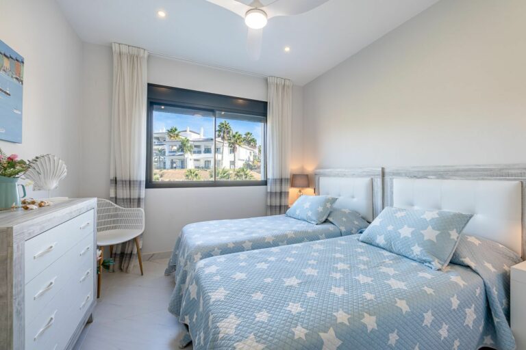 678b560fd64c5732b2f3c52fbbd0f1ba - 16