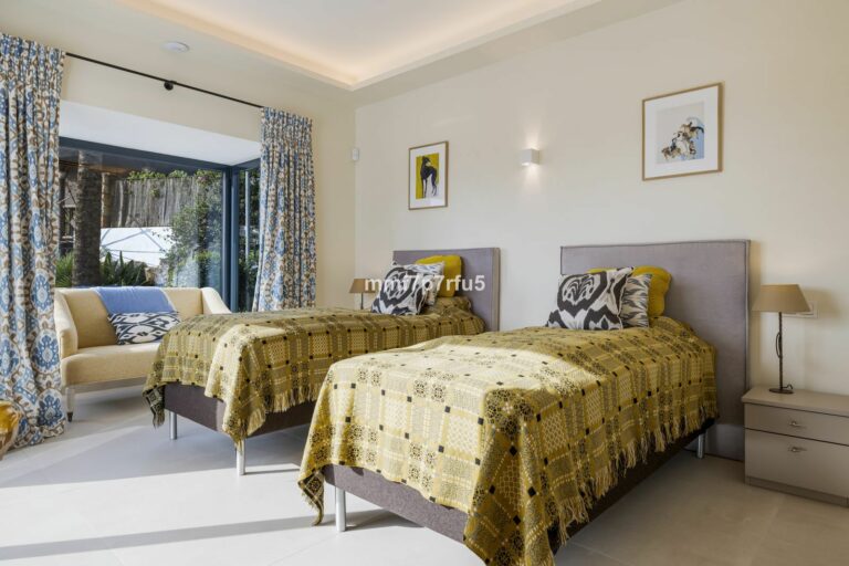 8108e9671f8ff5d3699f0d69970ba7ad - 16