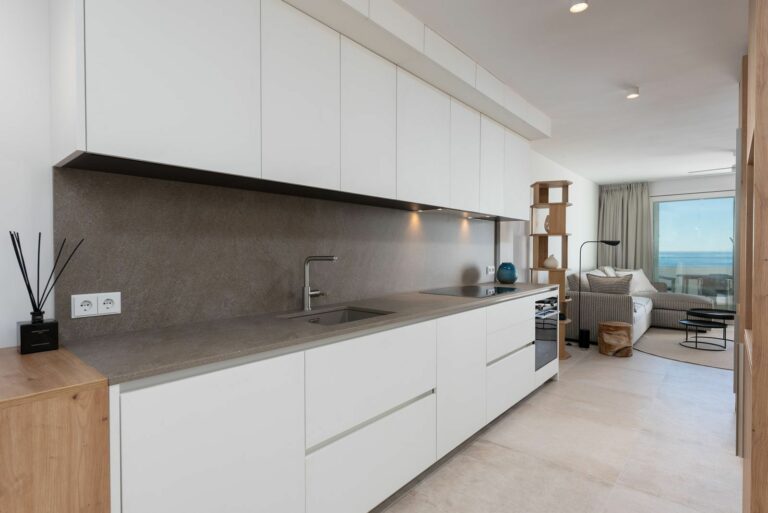 8c0ff1b00700b896f2bd573d06ad8e13 - 8