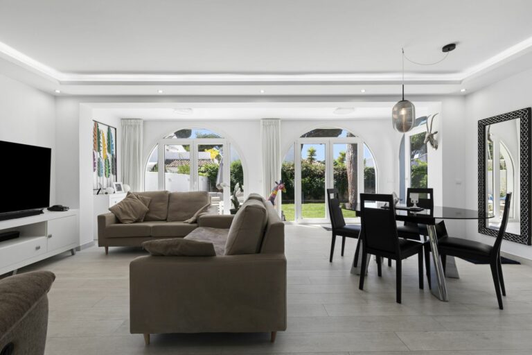 9ee63927d4ee2946ca167898e0362de1 - 2