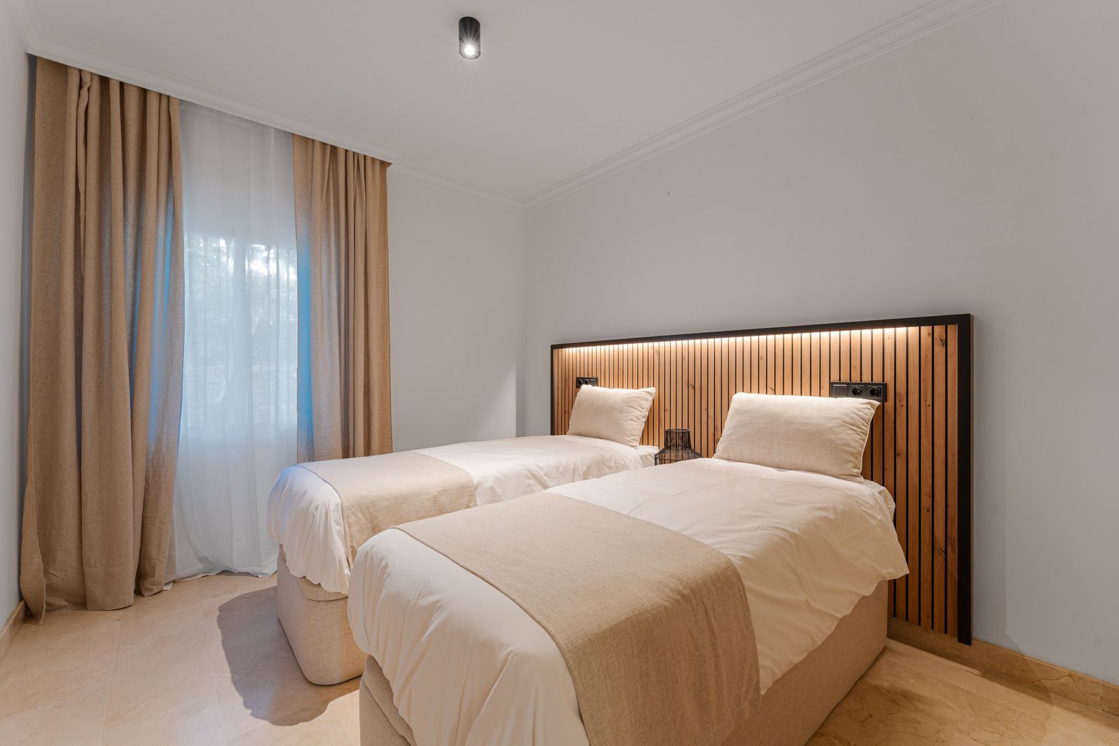 ae2e437b51b44167d4f74c324299326d - 15