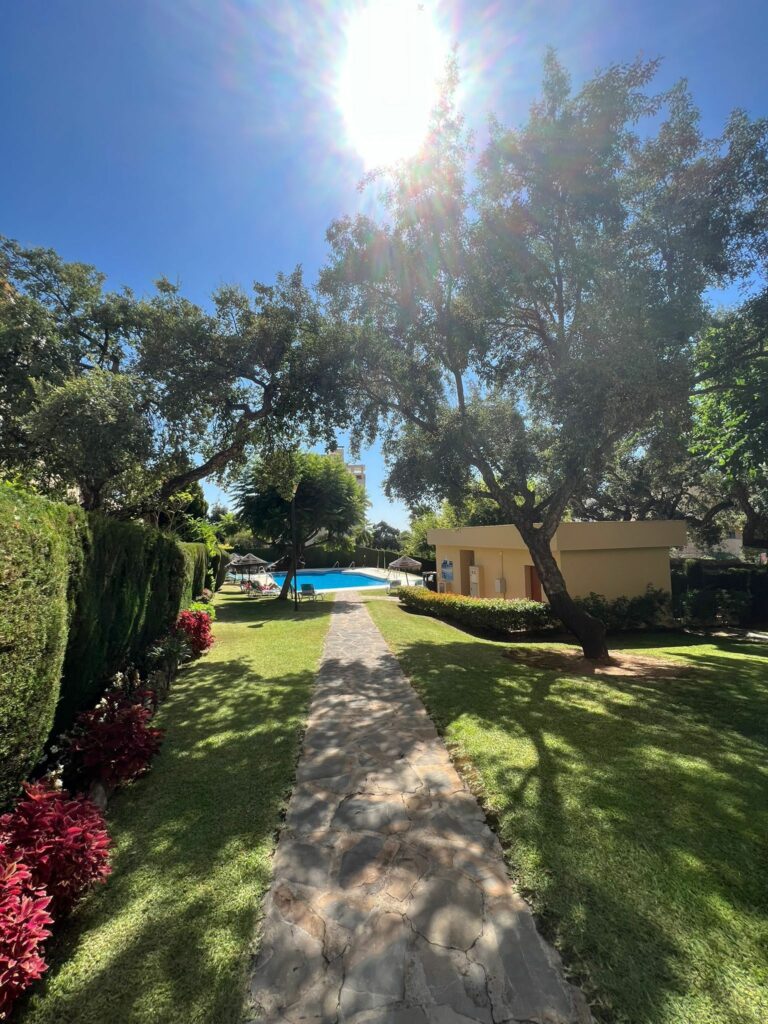 b896ac9f25b14ea6e59150239a58a1c4 - 15