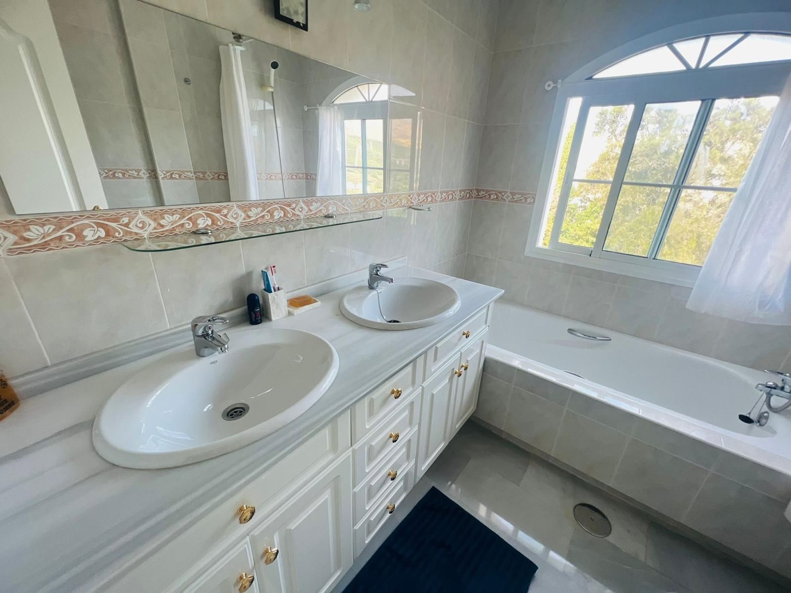 c40a32bafe661dae846a03282d708c99 - 15