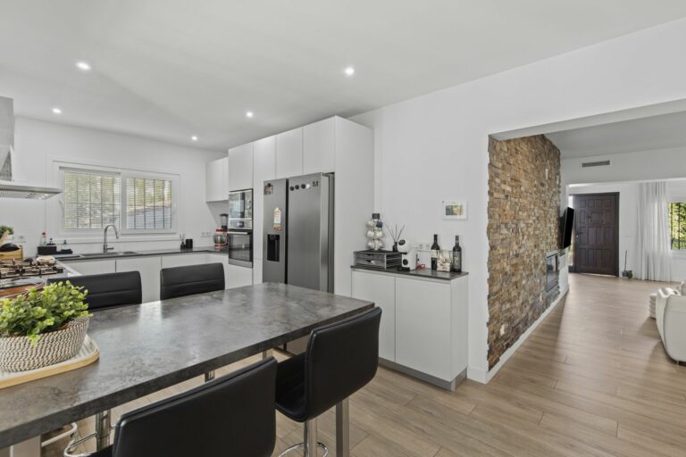 c43c5a82fb64ec2706bcb645dd85a5f9 - 9