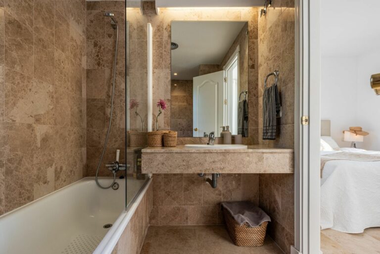 de05329b64c4322b8b40df7cc0fe6c74 - 14