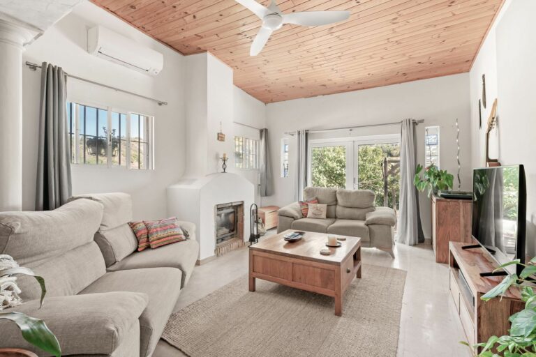 e435f7f1279a518729c69f015c04cd20 - 4