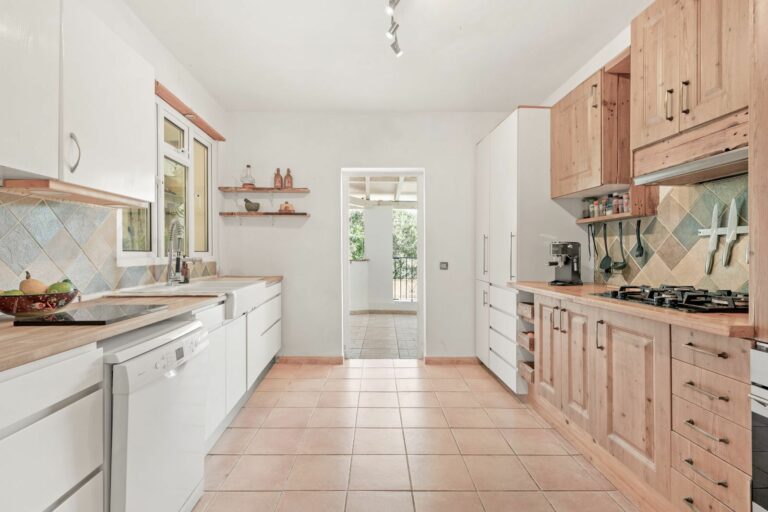 e435f7f1279a518729c69f015c04cd20 - 6