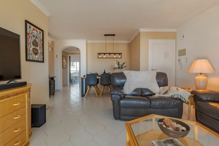 06b860de238aa46a828cee006a931295 - 16