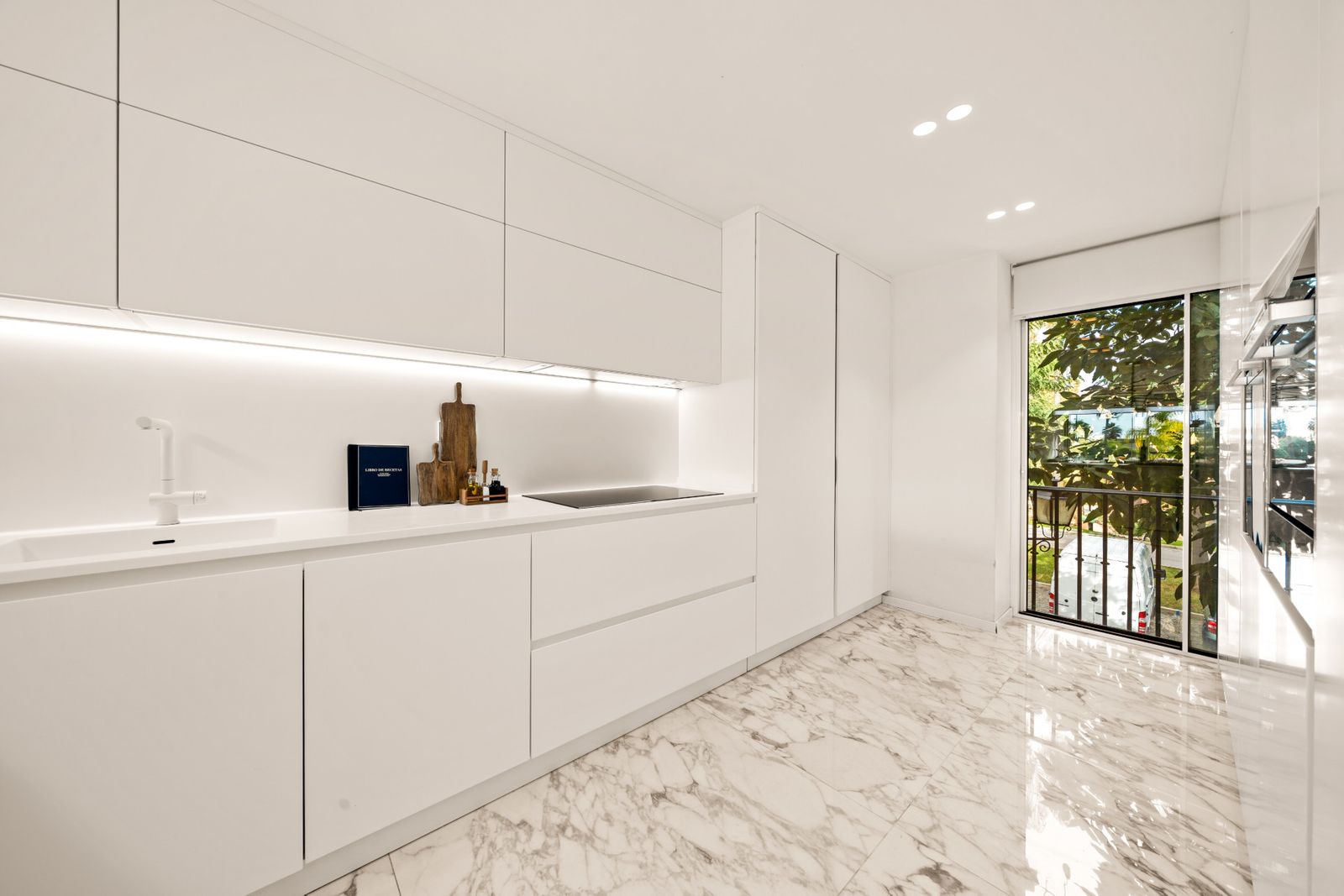 0731b57ba2d1ce8eb8c04092bd681bf7 - 12