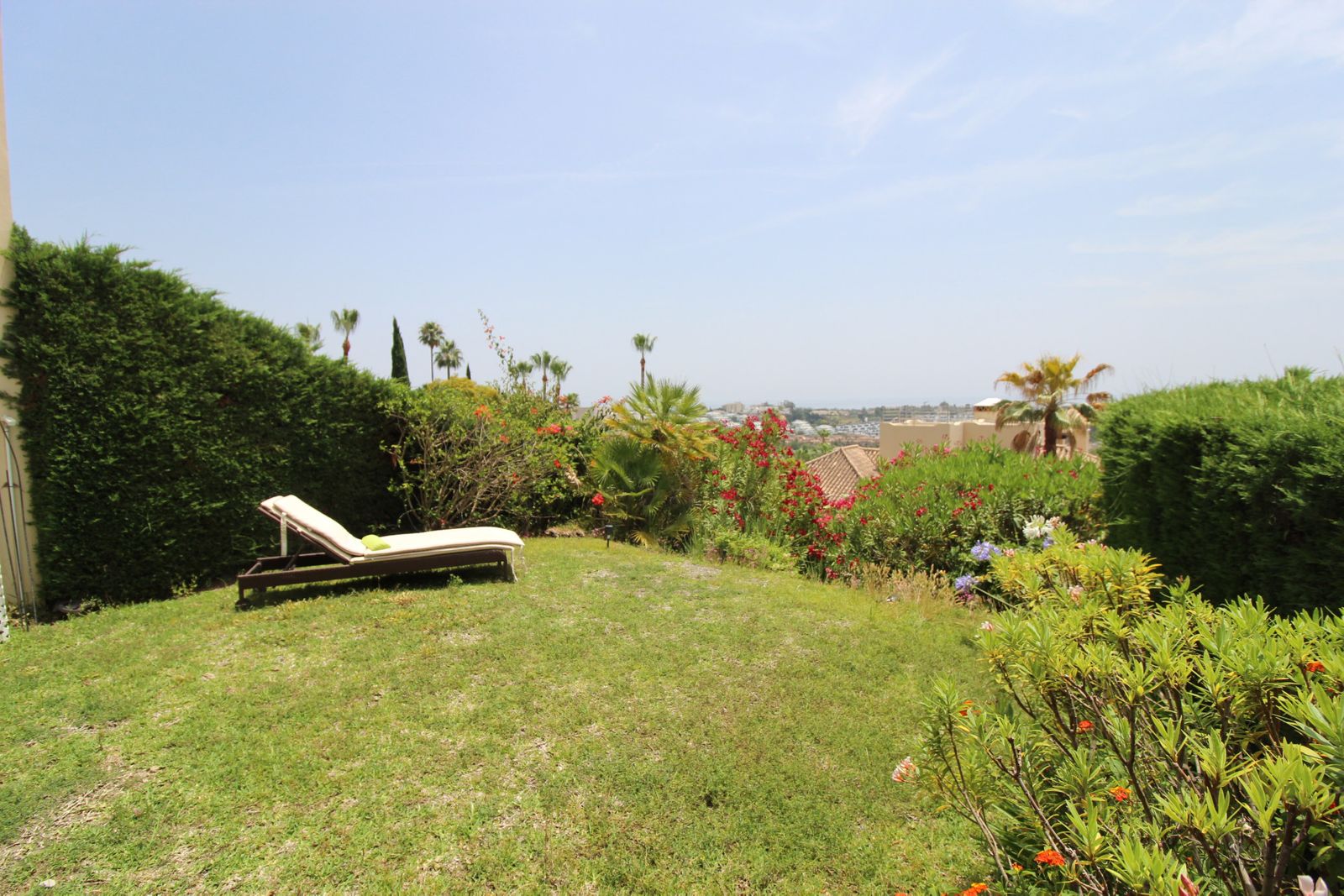 0c6d85edec484ea11dbf42a8fbe2393a - 1