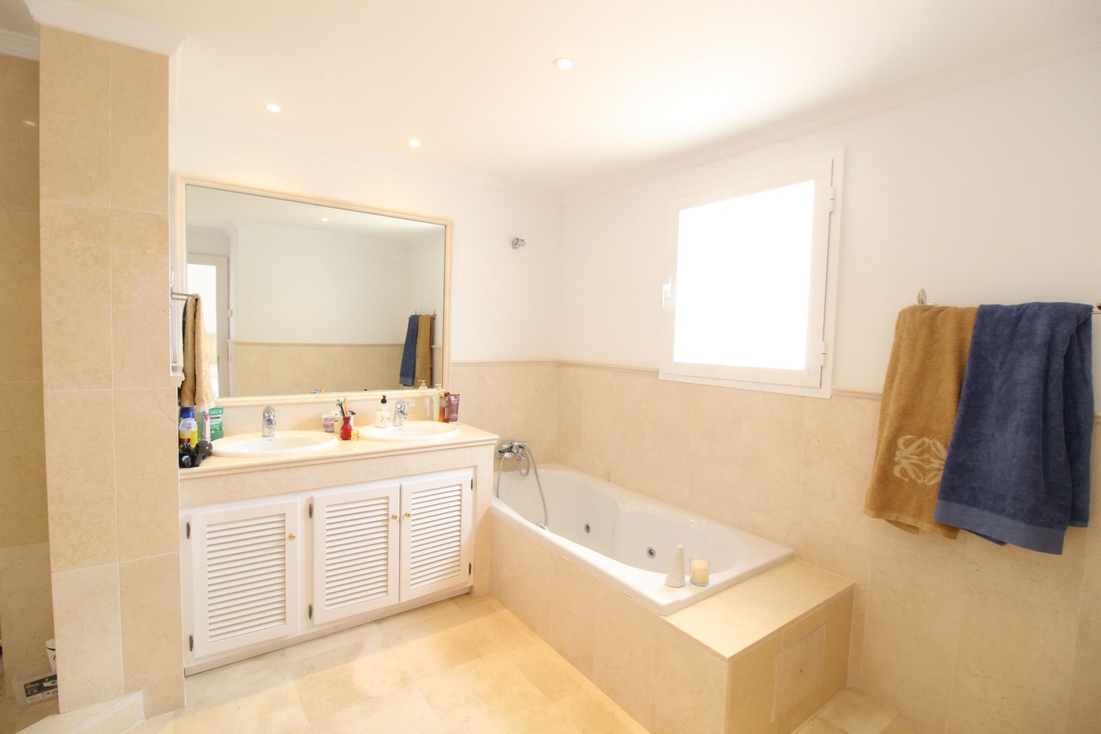 0c6d85edec484ea11dbf42a8fbe2393a - 13