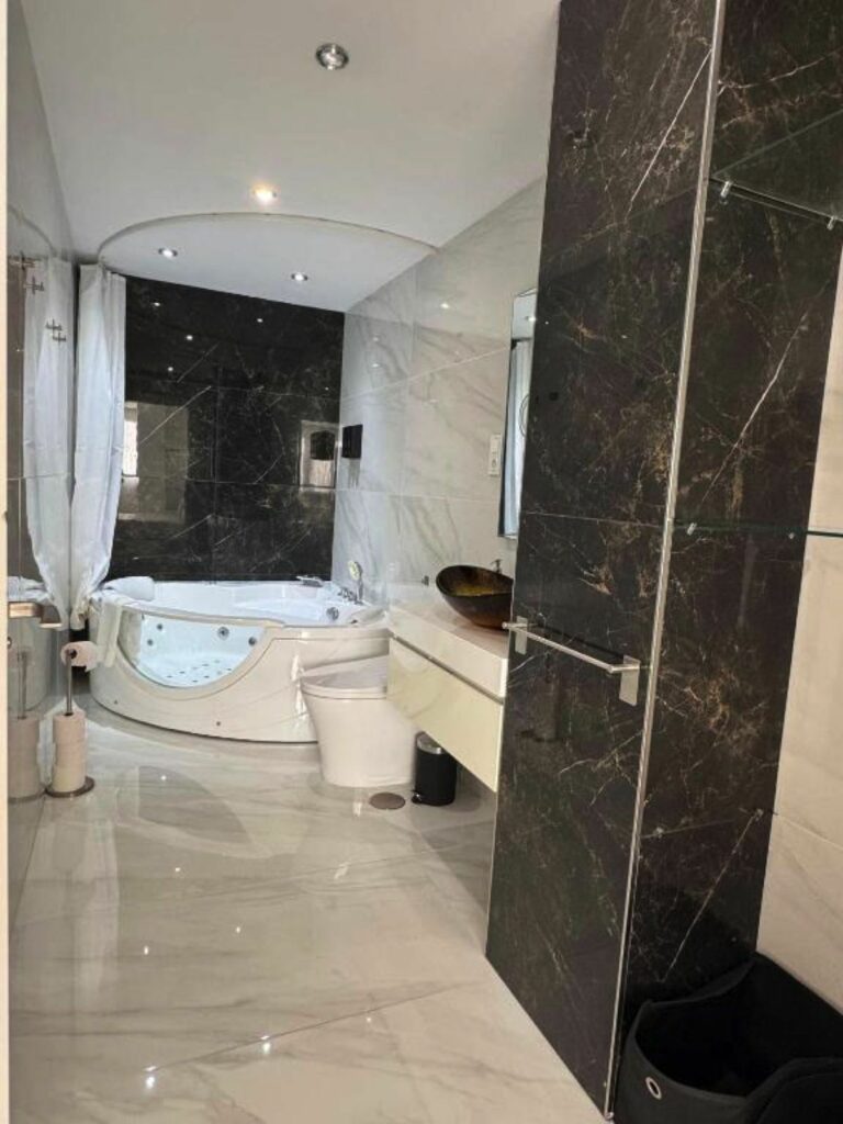 0e335f7de1d94db2a3c5d41ae5a68181 - 15