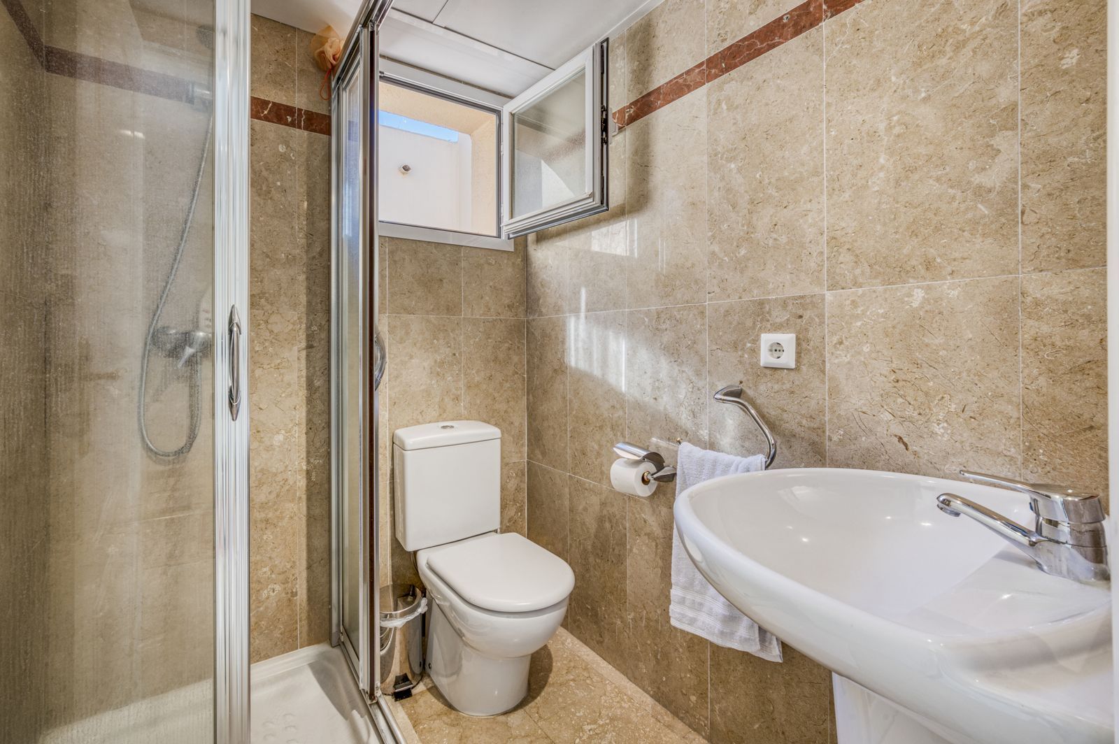 40dae7d6550464b68233cf8500cb89cb - 15