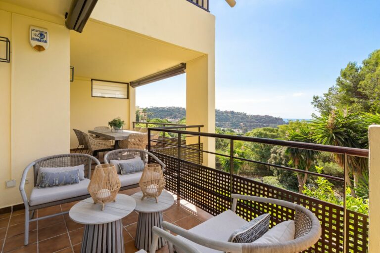 51f5eee897ec4fba0134441cabe8378f - 12