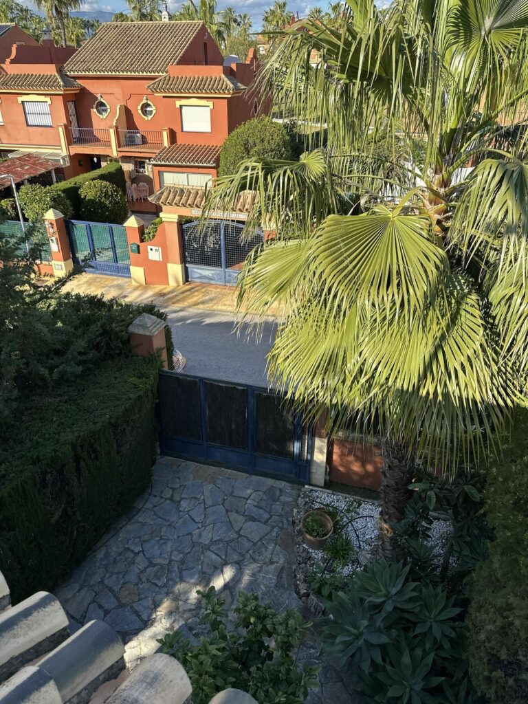 5b129221942482578068e3084b160c1a - 16