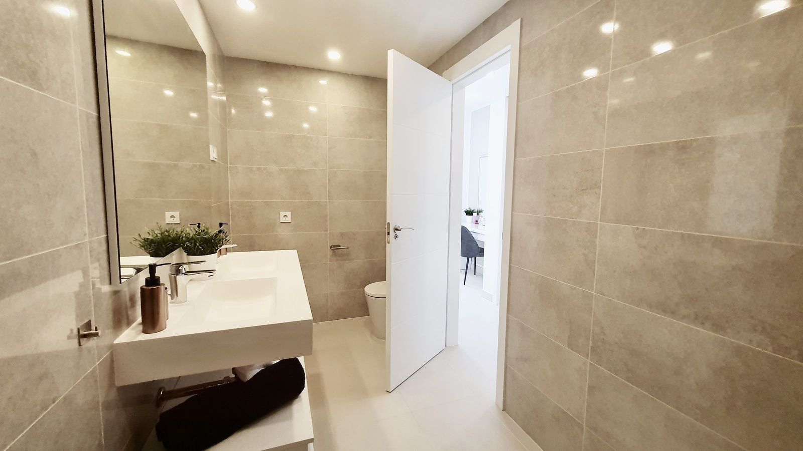 8c73d9c9fc0d43049df7d22a45bb6c9a - 14