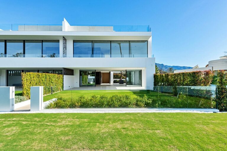 900c51a01b48aa6b863cb4dae052150d - 1