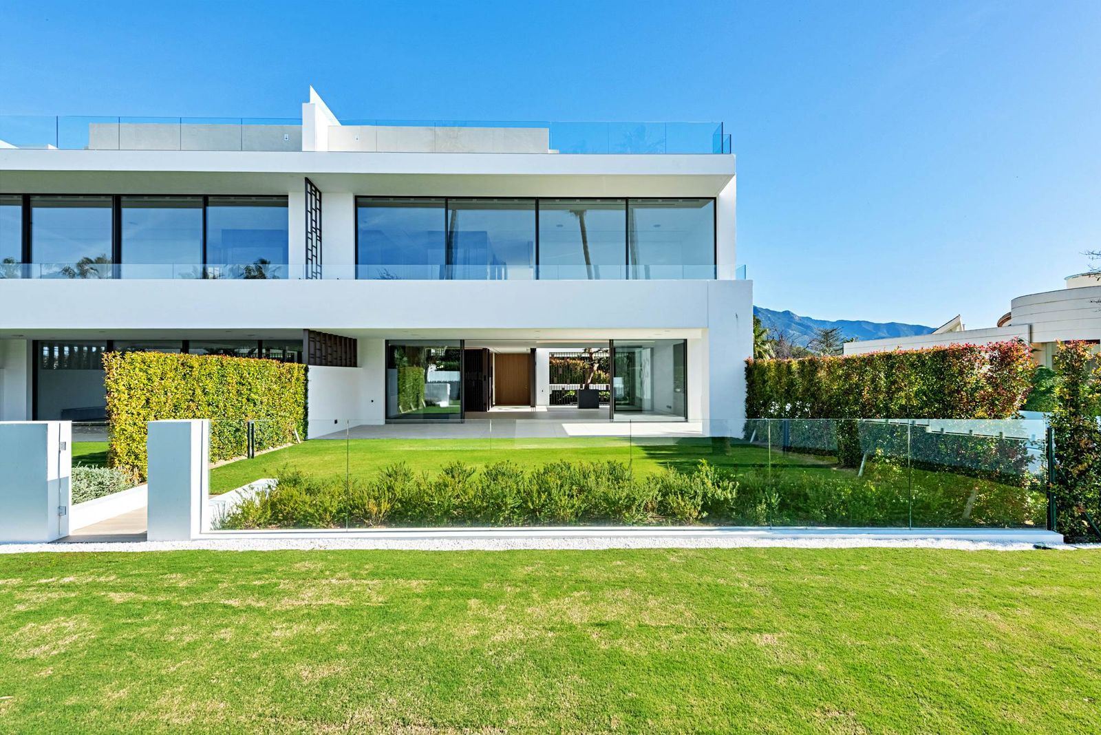 900c51a01b48aa6b863cb4dae052150d - 1