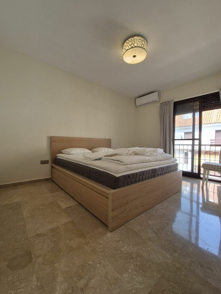 a8c05fa5bf11040d702e3a379500a35b - 8