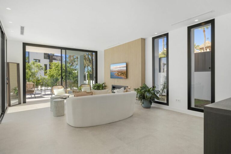 aeb7ac09c0e474aac42f36335fcd6498 - 3