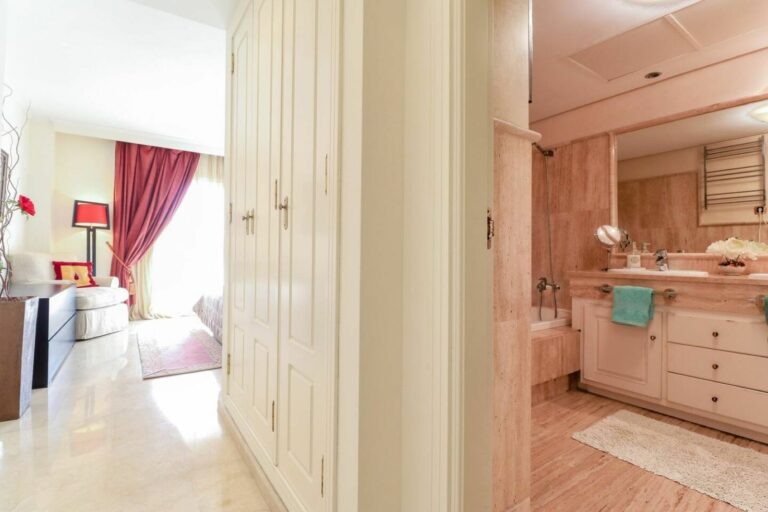 e2a257fb9997b07b4e5837ef0e2e9b5b - 12