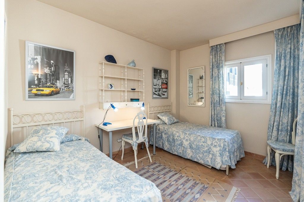 e3d4470d1e840aedcbcd161806803350 - 11