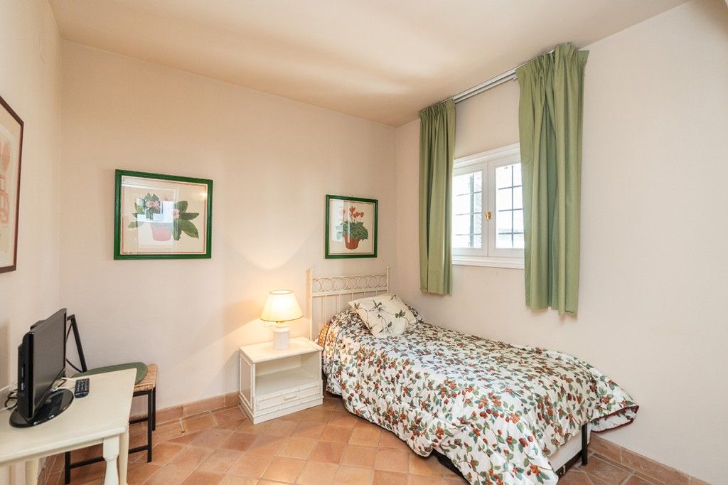 e3d4470d1e840aedcbcd161806803350 - 13