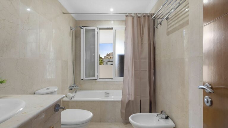 e49a8d7a3bb5ec029e526efd7e81461b - 15