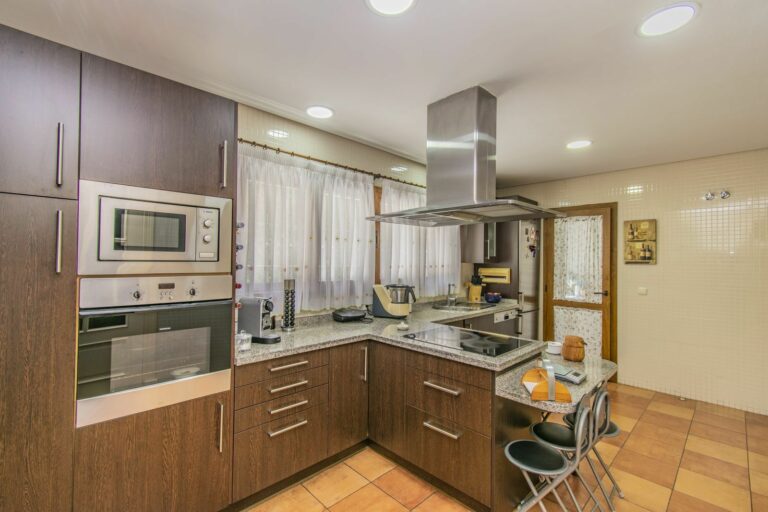 f9d0577a10e4412573d01597d6a20930 - 13