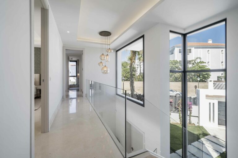 008ea3be18d24c671ad7e4df5c36321b - 12