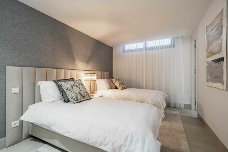 008ea3be18d24c671ad7e4df5c36321b - 13