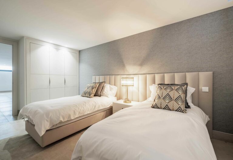 008ea3be18d24c671ad7e4df5c36321b - 14