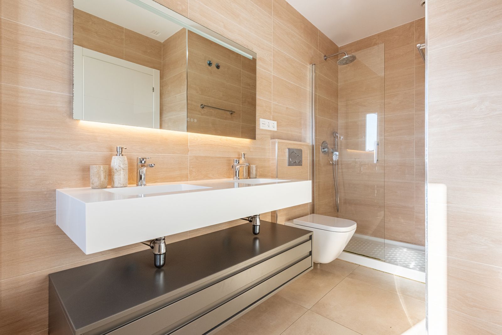 133bf8f47a864413b7dcac7ff15668a9 - 16