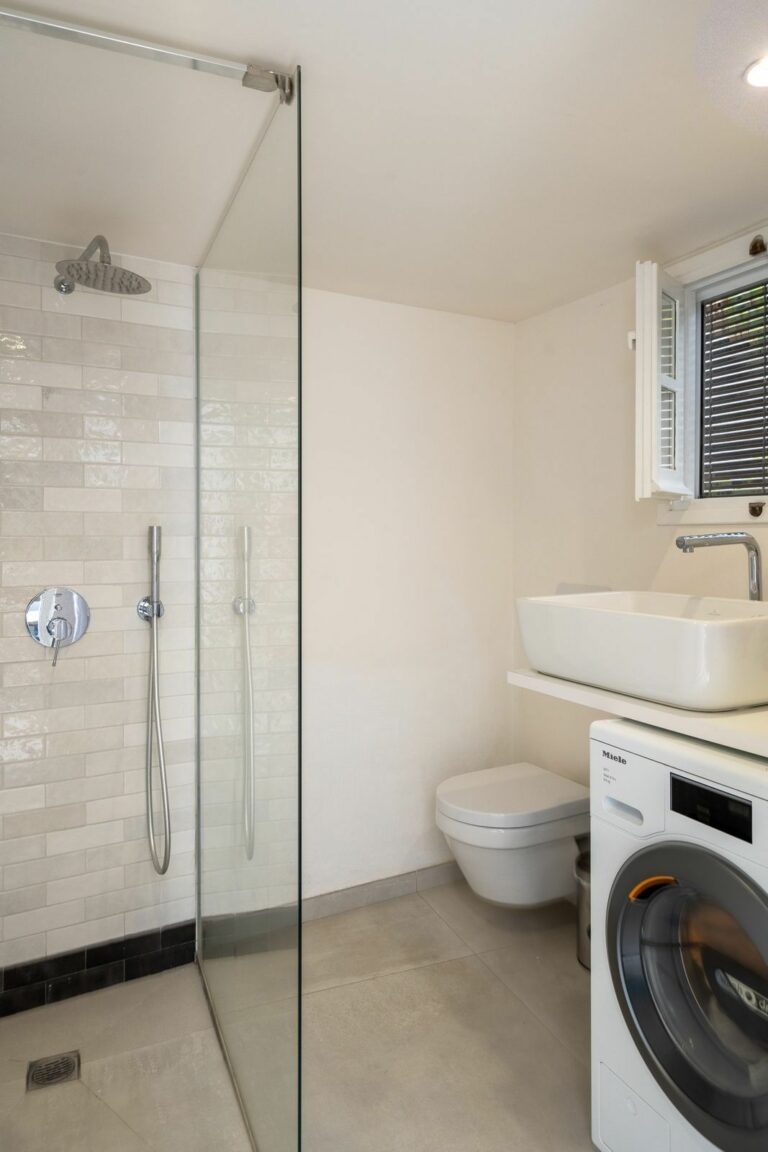 3a53f8ed373eb2ec1f5f086c763e9afe - 11