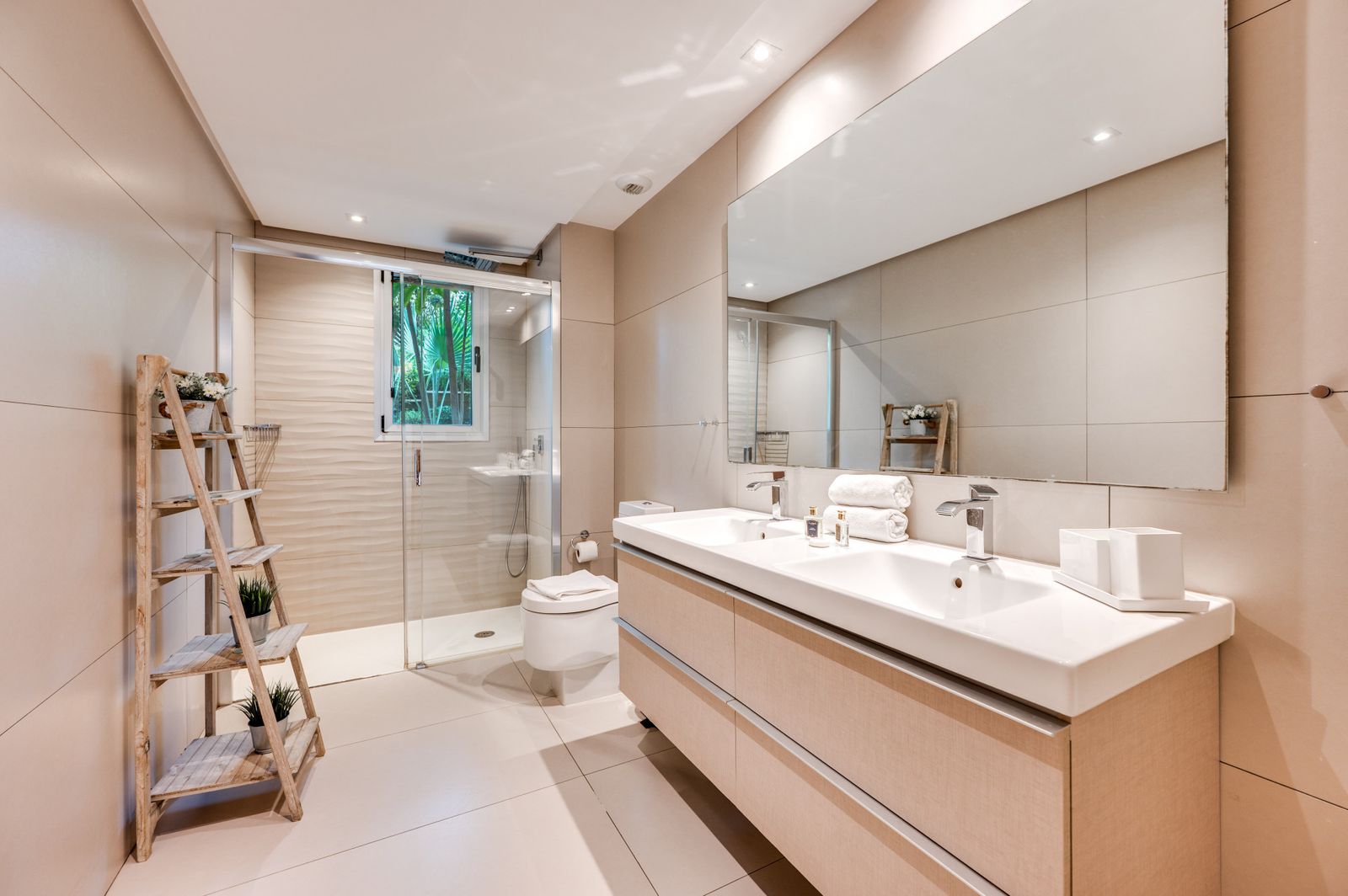 57ea6b0bd8d24fe83880b1815576301a - 16