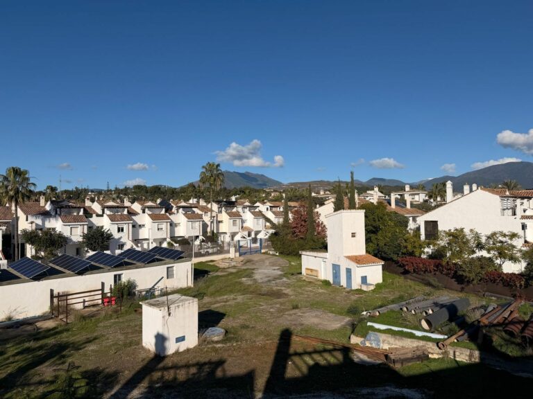 62f4297bfaa1ca3aeea6280c88aee46d - 1